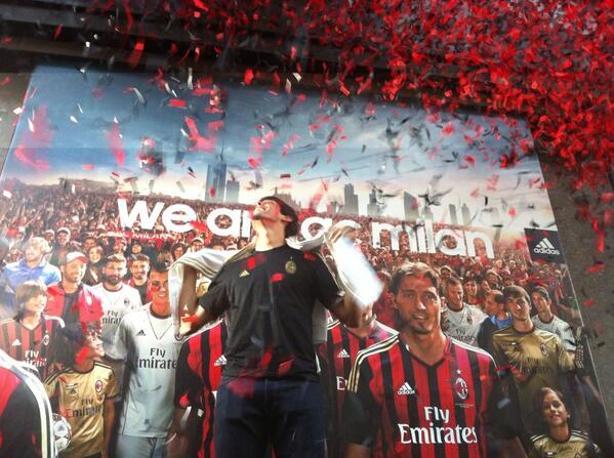 Coriandoli rossoneri per il welcome al brasiliano che torna a vestire la maglia del Milan